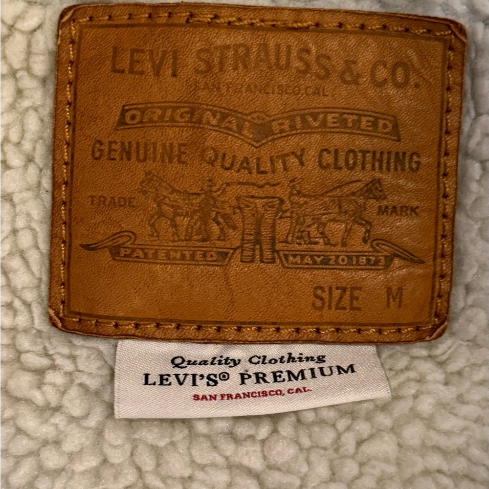 Levi’s Sherpa Lined Denim Trucker Jacket Size M Blue Button Front Classic - Picture 5 of 5